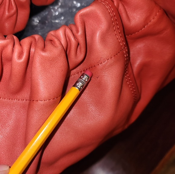 Sequoia Vintage Coral leather hobo with a tan handle - Picture 9 of 11